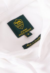 Witte hoodie met een groen label met een geel wapenschild en de tekst "AS ROMA OFFICIAL PRODUCT." Label met "Gemaakt in Europa," maat S.