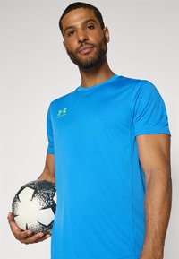 Under Armour TRAIN - T-Shirt sport - blue atlantis/high vis yellow