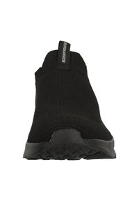 Schwarzer sportlicher Slipper mit einem gestrickten Obermaterial, strukturierten Oberflächen und einer Gummisohle mit einem Traktionsmuster. Logosticker an der Ferse.