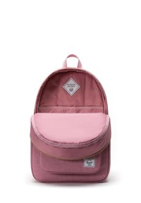Ružový batoh zaobleného tvaru, vyrobený z textilného materiálu, s uzáverom na zips a prúžkovaným interiérom. Obsahuje predný klapkový uzáver a hornú rukoväť.