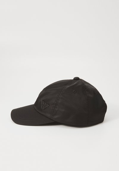 Căciulă de baseball neagră dintr-un material neted, având un logo brodat pe față, cu o vizieră curbată și o curea de ajustare la spate.