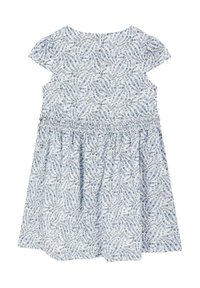Robe à imprimé floral bleu avec des manches courtes délicates, taille froncée et jupe évasée. Tissu en coton léger, fermeture avec des boutons au dos.