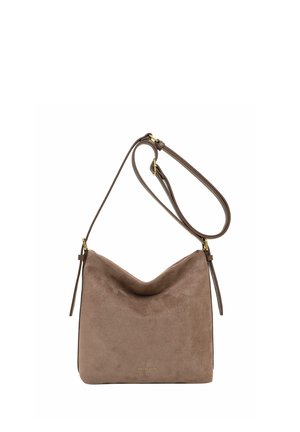 Bolso de hombro de ante marrón con correa ajustable y herrajes dorados, estructura suave y pequeño logo de la marca en el centro delantero.