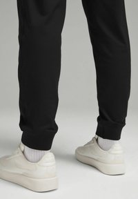 SOFT JOGGER REGULAR - Jogginghose - black