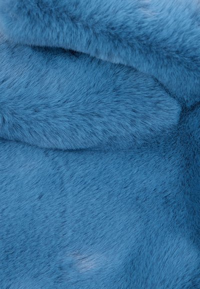 Blauwe nep bont met een zachte, pluche textuur. Het materiaal lijkt dicht en heeft een glad oppervlak met subtiele variaties in schaduw door het geheel.