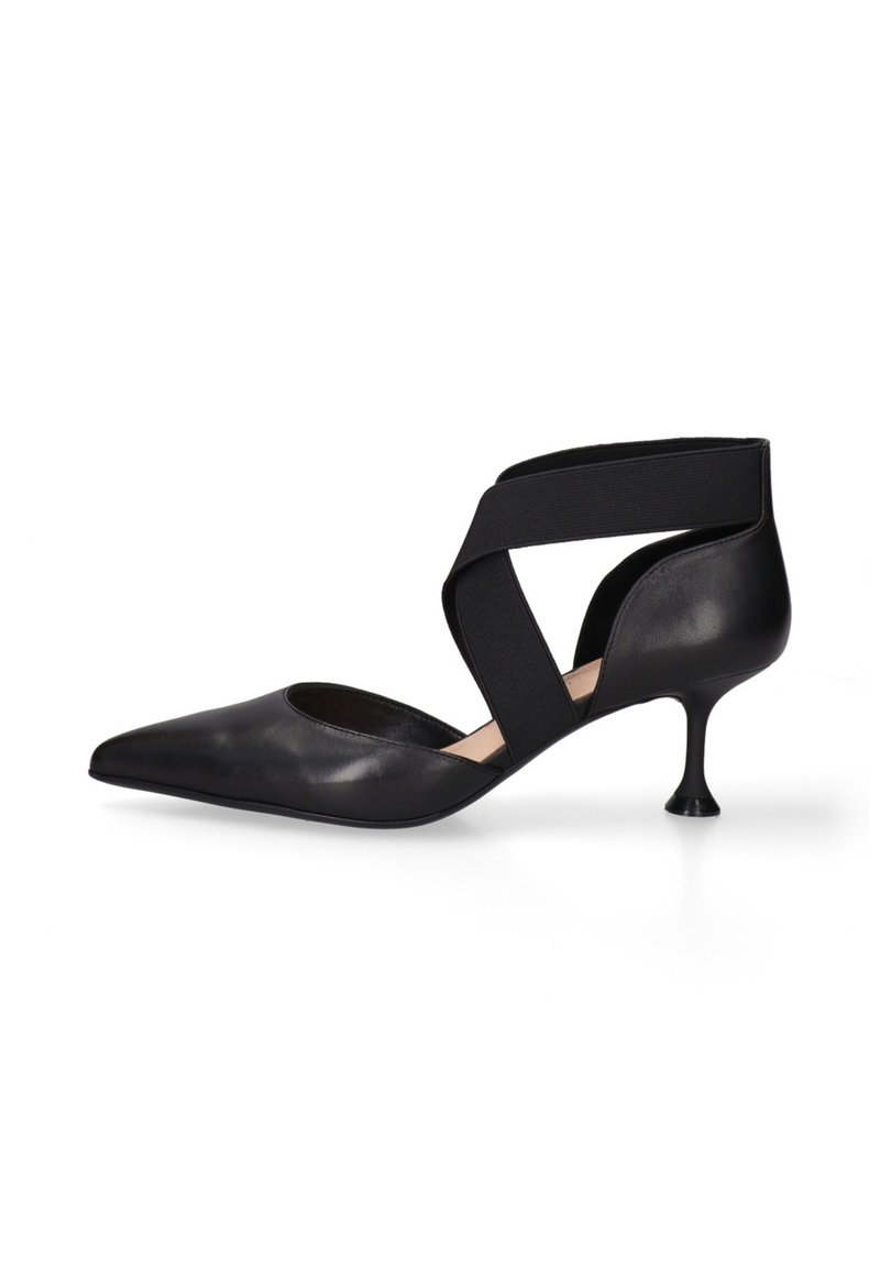 Zwarte leren puntige schoen met een elastische kruisband en een uniek kitten heel ontwerp, met een gladde textuur en minimalistische vorm.