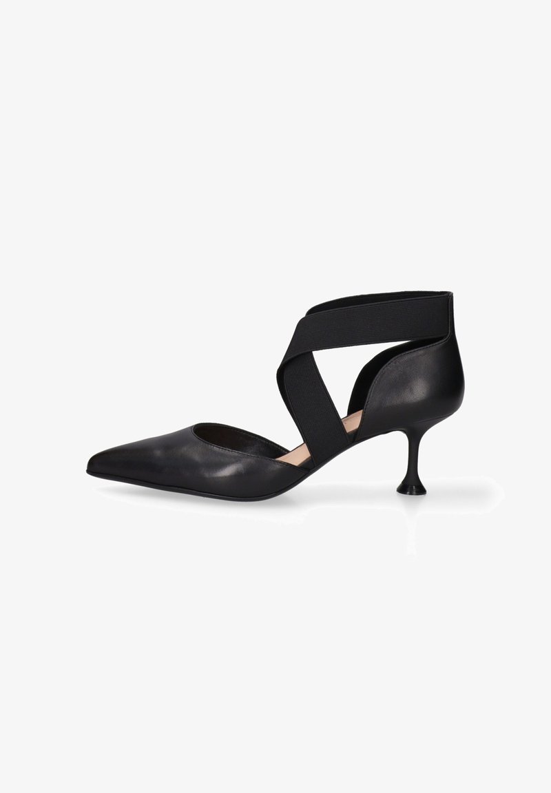 Zwarte leren puntige schoen met een elastische kruisband en een uniek kitten heel ontwerp, met een gladde textuur en minimalistische vorm.