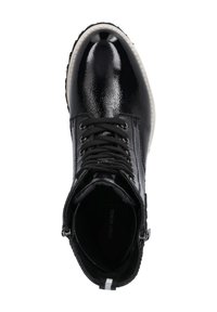 Czarny lakierowany botek za kostkę z okrągłym noskiem, sznurowanym przodem, wyściełanym kołnierzem i teksturowaną białą gumową podeszwą. Widoczna wewnętrzna metka marki.