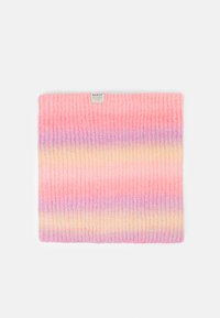 Col montant en tricot dégradé de rose pastel, lavande et crème. Présente une texture côtelée et une petite étiquette de marque cousue sur un bord.