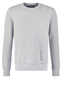 Felpa grigia chiaro con scollo a girocollo, maniche lunghe e dettagli di tessuto consumato sul petto, sulle maniche e nella parte bassa anteriore.