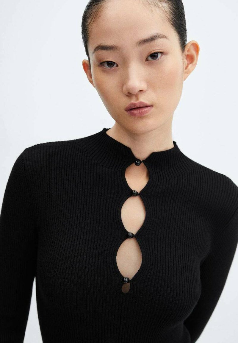Maglione a coste nero con collo alto, caratterizzato da quattro aperture ovali e bottoni neri decorativi lungo la patta.