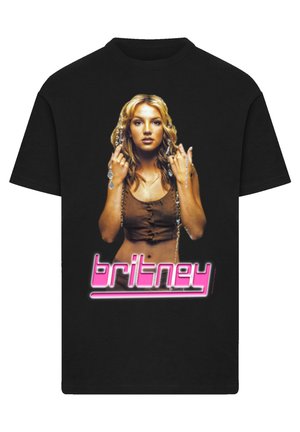 Schwarzes T-Shirt mit einem Grafikdruck einer Frau mit langen Haaren, die ein braunes Oberteil trägt, und dem Text "britney" in Pink unter dem Bild.