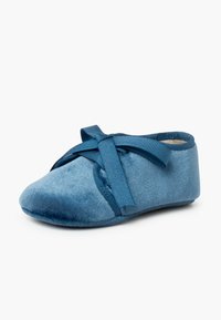 Ballet slipper in velluto blu con punta arrotondata, nastro decorativo e una texture morbida. Consente un facile movimento e comfort.