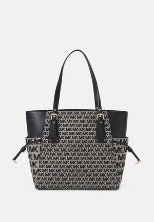 Borsa a mano Michael Kors nera e beige con motivo ripetuto del logo "MK", doppi manici superiori e dettagli laterali con coulisse.