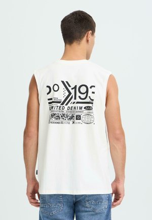 Wit mouwloos shirt met zwarte grafische print op de achterkant, met tekst, symbolen en een streepjescode. Casual pasvorm, katoen materiaal. Spijkershort.