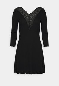 Vestido preto com decote em V, apresentando um acabamento em renda, mangas três-quartos e um corpete ajustado que se alarga na barra. Tecido texturizado.