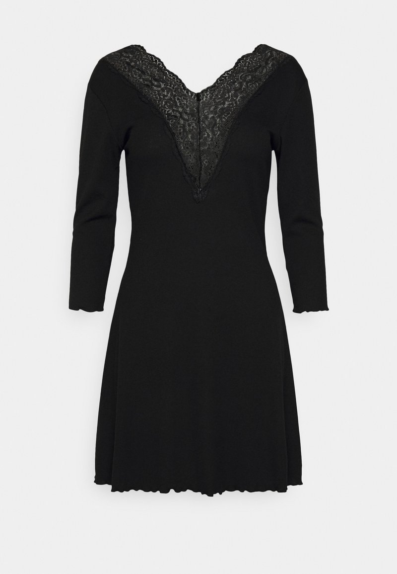 Vestido preto com decote em V, apresentando um acabamento em renda, mangas três-quartos e um corpete ajustado que se alarga na barra. Tecido texturizado.