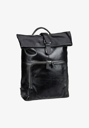 Sac à dos en cuir noir avec un design à rabat, poche avant zippée et poignée robuste. Présente une texture lisse et des accents minimalistes.