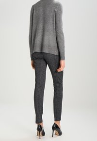 comma Sweter