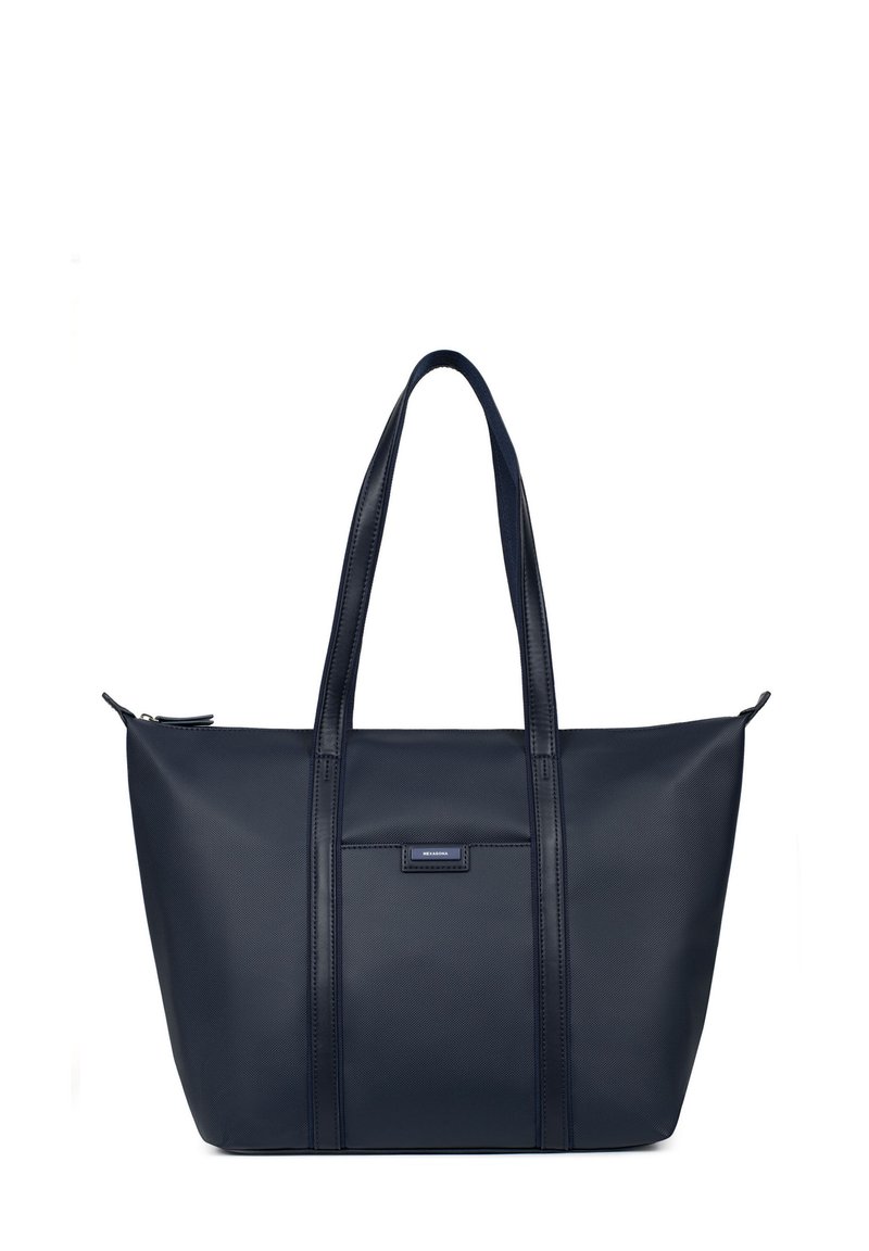 Marineblauwe totebag van synthetisch materiaal met een gladde, gestructureerde oppervlakte. Voorzien van twee handvatten en een klein, rechthoekig logo-patch.