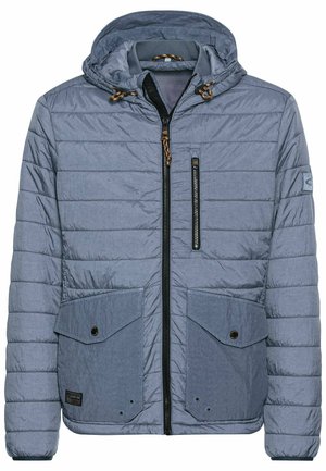 Grau gepolsterte Jacke mit Kapuze, ausgestattet mit zwei großen Fronttaschen, einer mit Reißverschluss versehenen Brusttasche und braunen Kordelzügen. Glatte Textur.