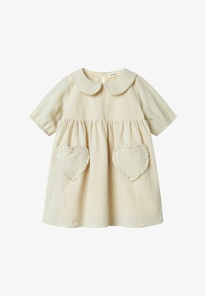 Helles beiges Kleid mit kurzen Ärmeln, klassischem Kragen und herzförmigen Taschen. Textil mit dezenten vertikalen Streifen.