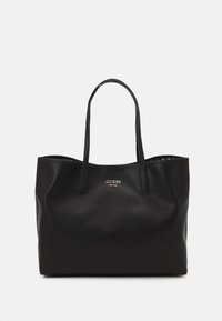 Sac fourre-tout en cuir noir avec surface texturée, poignées doubles et logo doré embossé sur le devant. S'ouvre largement pour un accès facile.