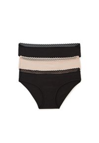 Trois paires de sous-vêtements mi-hauts : une noire avec dentelle, une nude avec dentelle et une autre noire avec une finition lisse.
