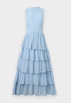 Ujjatlan, világoskék maxi ruha magas nyakkal és réteges fodros szoknyarésszel, széles, ráncolt derékszíjjal.