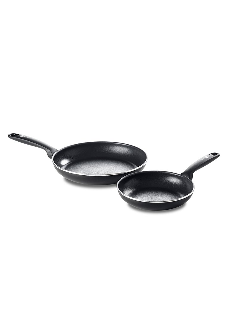 Twee zwarte antiaanbakkoekenpannen, met gladde oppervlakken en ronde randen, uitgerust met ergonomische handvatten voor een gemakkelijke grip.