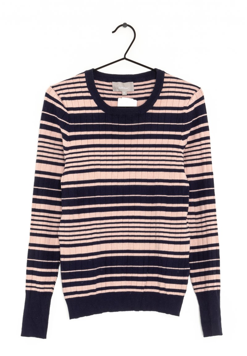 Żebrowany sweter w różowo-granatowe paski, z okrągłym dekoltem i długimi rękawami. Zawieszony na czarnym haczyku na białym tle.