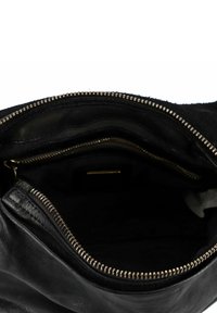 Borsa a tracolla in pelle nera con una finitura morbida e testurizzata, dotata di un ampio interno e dettagli della cerniera in tonalità oro. Inclusi vari scomparti interni.