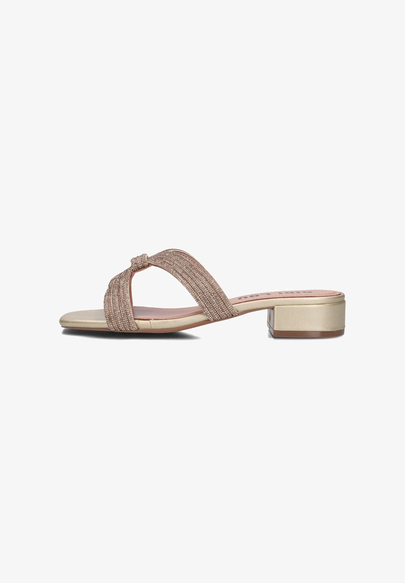 Rosa goldene Schlippersandale mit geknotetem Design und strukturierten Riemen. Niedriger Blockabsatz und glatte Sohle in einem hellen Beige.