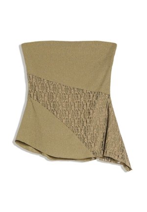 Haut beige sans bretelles avec overlay en dentelle diagonale et ourlet asymétrique, alliant tissu tricoté uni à un détail en dentelle florale.