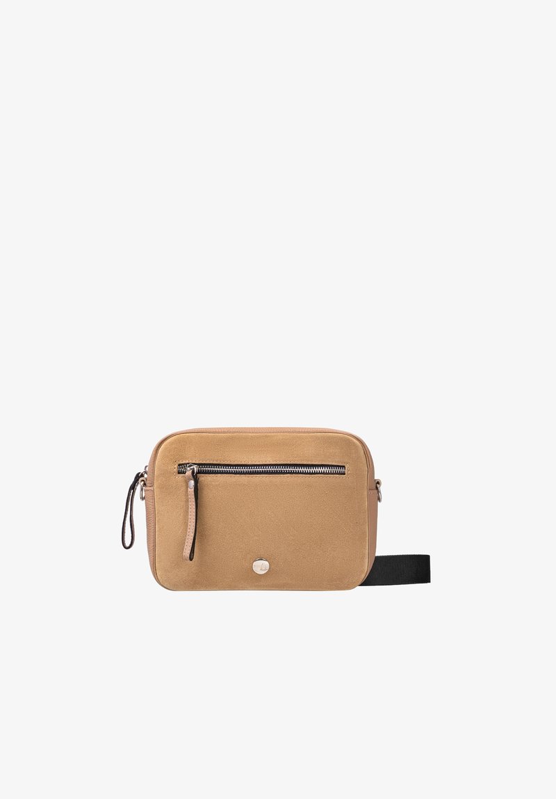 Bolso cruzado de ante marrón claro con un bolsillo frontal con cremallera, detalles de cuero y una correa ajustable negra. Textura suave y diseño minimalista.