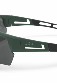 Sonnenbrille mit dunklen Gläsern, grünen mattierten Rahmen mit Ausschnitten und graviertem "J&J"-Detail. Akzente umfassen schwarze Bügelenden.