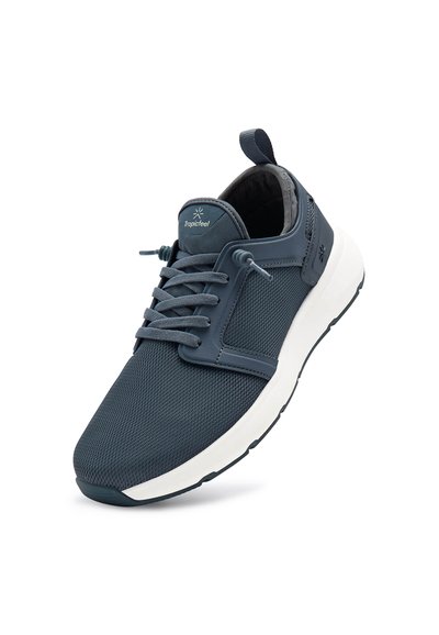 Blå nät-sneaker med vit sula, rund tå och elastiska snörningar. Har en grå accentpanel och en märkestagg på tungan.