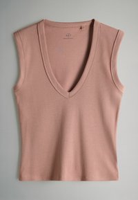 Top rosa chiaro senza maniche con scollo a V profondo, trama a costine e orlo dritto. L'etichetta "SET" è posizionata vicino al collo.