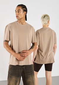 YOURTURN UNISEX BASIC GARMENT WASHED - T-shirts - taupe