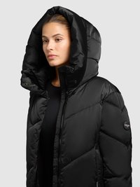 Schwarze Steppjacke mit großer Kapuze, mit gestepptem Muster, Reißverschluss und Logo-Patch am linken Ärmel. Glattes, glänzendes Material.