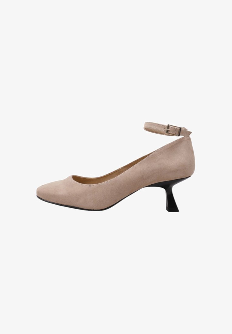 Pompe en daim beige à bout pointu et bride de cheville réglable. Dotée d'un talon noir élancé, d'une texture lisse et d'un design minimaliste.