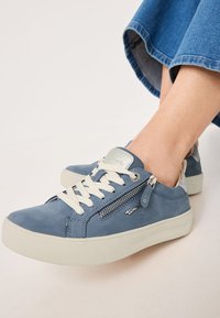 Tamaris BEQUEME SNEAKER MIT T-FLOW EFFECT - Sneakers - denim nubuc