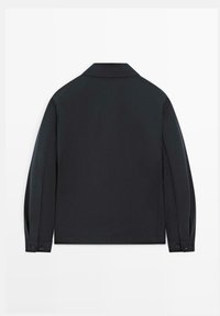 Czarna kurtka z długim rękawem, z mankietami na guziki, kołnierzem i prostym dołem, widziana od tyłu na białym tle.