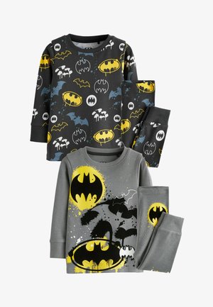 Twee sets kinderpajama's met Batman ontwerpen. De bovenste set heeft een zwarte top met meerkleurige Batman-logo's; de broek is zwart. De onderste set heeft een grijze top met een groot geel Batman-logo en spetteraccenten, gekoppeld met grijze broeken. Beide sets zijn gemaakt van zachte stof.