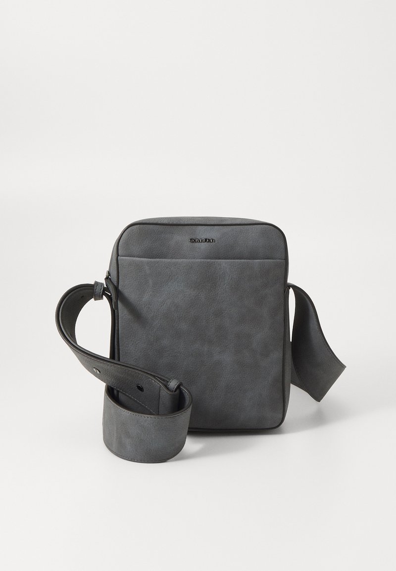 Calvin Klein REFINED REPORTER - Skulderveske - iron gate