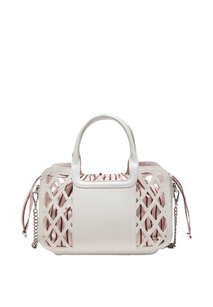 Biała torebka z ażurowym wzorem, różowym materiałowym wnętrzem, górnymi uchwytami oraz odpinanym łańcuszkiem na ramię.