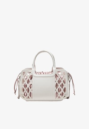 Sac à main blanc avec motif en treillis découpé, intérieur en tissu rose, poignées supérieures et bandoulière amovible en chaîne.