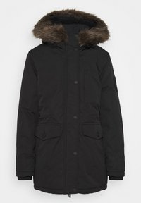 Černá zimní parka s kapucí vyloženou umělým kožešinovým lemováním, zapínáním na zip a knoflíky, dvěma předními kapsami, elastickými manžetami a nepromokavou tkaninou.