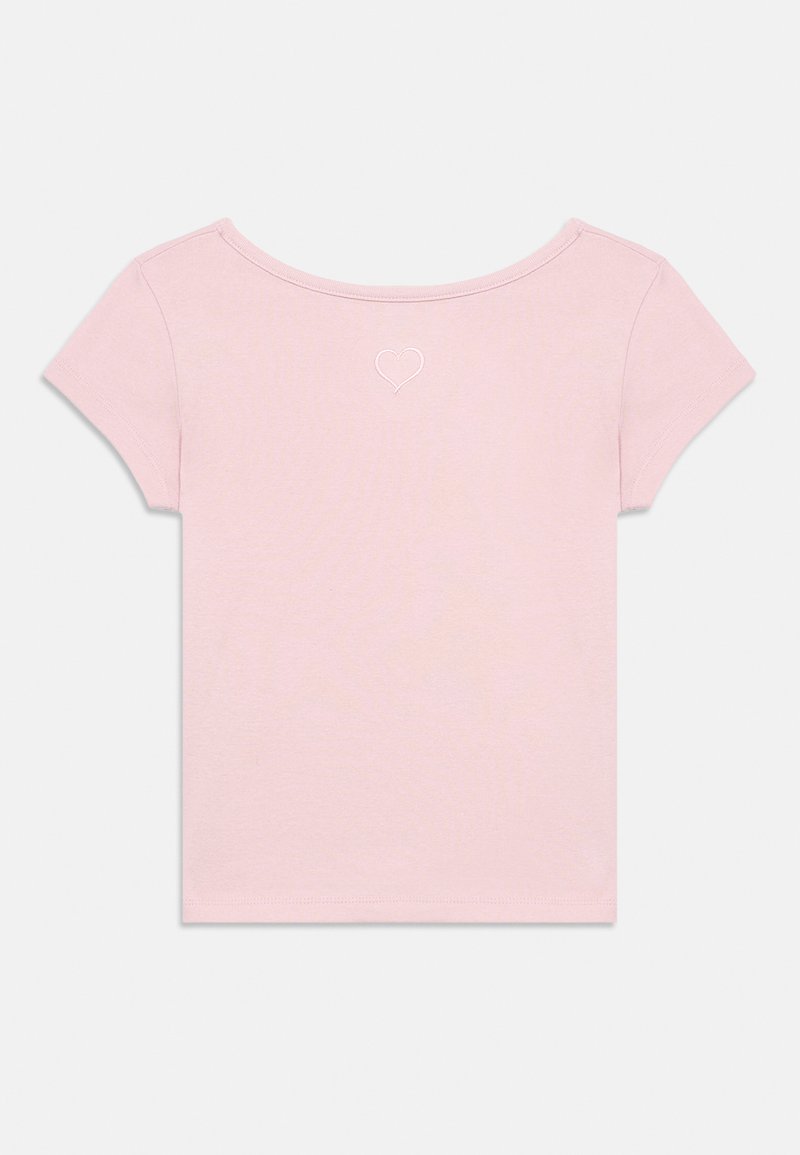 Ροζ ανοιχτό ροζ cropped τοπ με κοντά μανίκια, φαρδιά γραμμή λαιμού και μικρή κεντημένη καρδιά στο κέντρο της πίσω πλάκας.