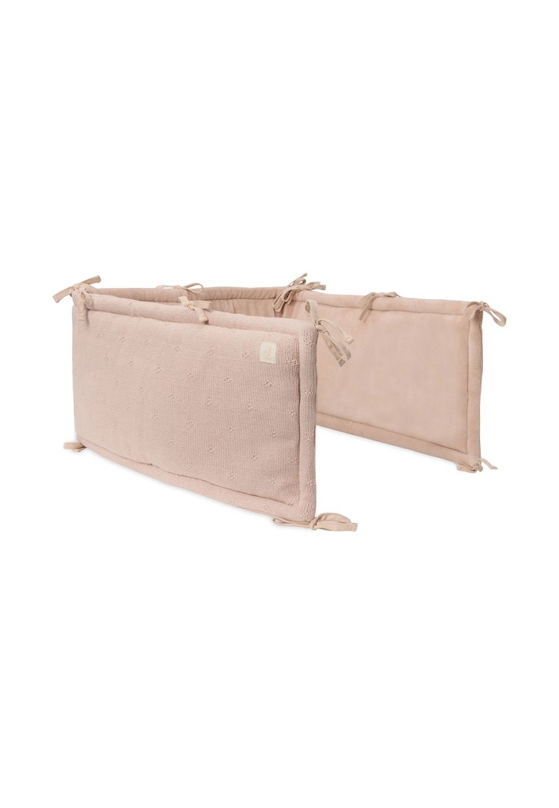 Coussin de lit pour bébé rembourré en tissu rose doux, texturé avec de petits points, doté de liens en tissu pour un maintien sécurisé. Forme rectangulaire.